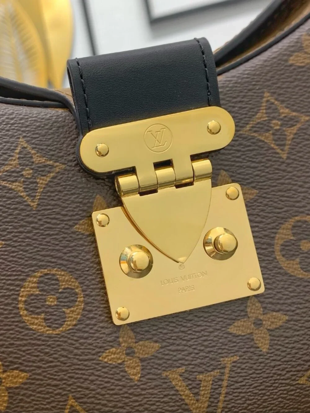 Louis Vuitton. dimensions 29